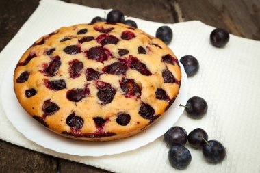 Koyu ahşap arka plan üzerinde kuru üzümlü kek