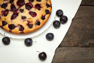 Koyu ahşap arka plan üzerinde kuru üzümlü kek