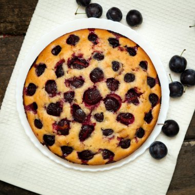 Koyu ahşap arka plan üzerinde kuru üzümlü kek