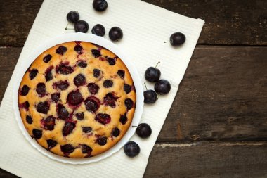 Koyu ahşap arka plan üzerinde kuru üzümlü kek