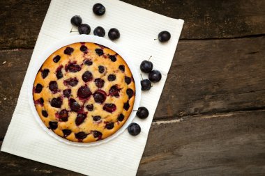 Koyu ahşap arka plan üzerinde kuru üzümlü kek