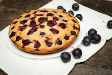 Koyu ahşap arka plan üzerinde kuru üzümlü kek