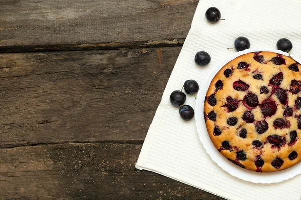 Plum cake on a dark wood background — Stock Photo, Image