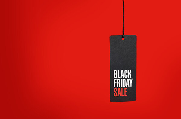 Черная пятница. Торговая марка на красном фоне

