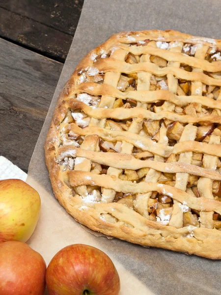 Torta de maçã em um fundo de madeira escura — Fotografia de Stock