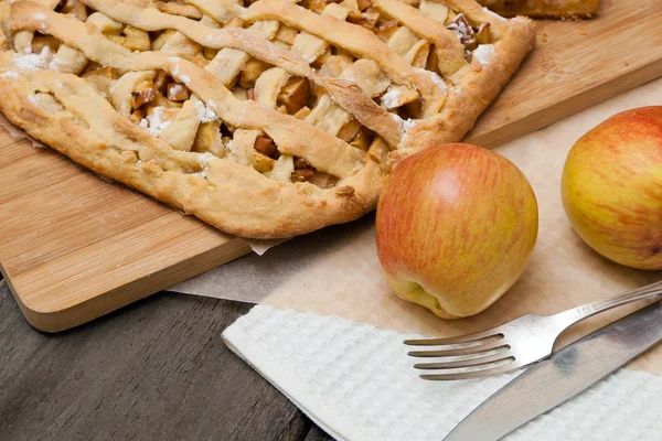 Tarte aux pommes sur fond de bois foncé — Photo