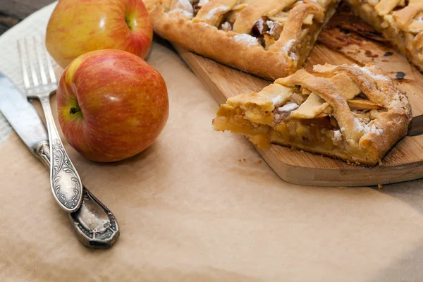 Torta de maçã em um fundo de madeira escura — Fotografia de Stock