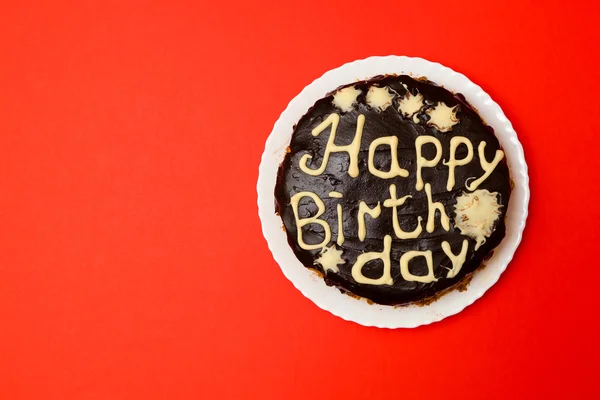 Tarta de cumpleaños con glaseado de chocolate y letras —  Fotos de Stock