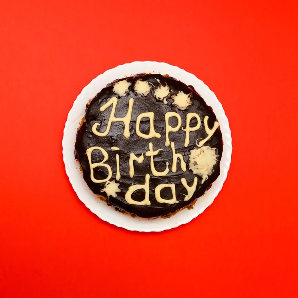 Tarta de cumpleaños con glaseado de chocolate y letras —  Fotos de Stock