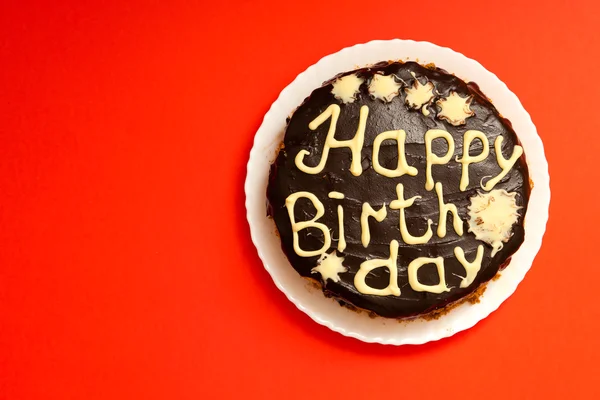 Tarta de cumpleaños con glaseado de chocolate y letras —  Fotos de Stock