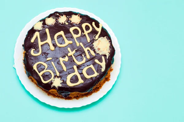 Tarta de cumpleaños con glaseado de chocolate y letras —  Fotos de Stock