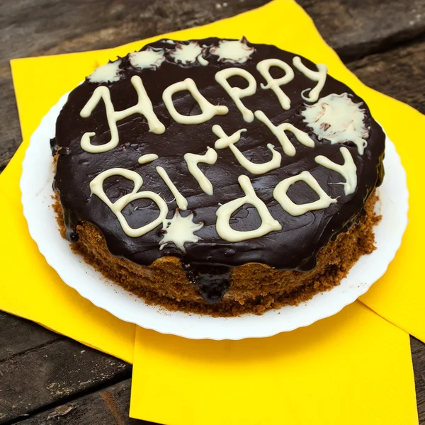 Bolo de aniversário com esmalte de chocolate e letras — Fotografia de Stock