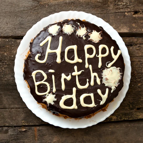 Tarta de cumpleaños con glaseado de chocolate y letras — Foto de Stock