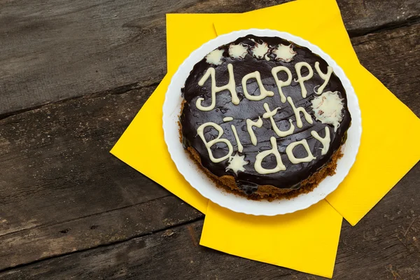 Tarta de cumpleaños con glaseado de chocolate y letras —  Fotos de Stock