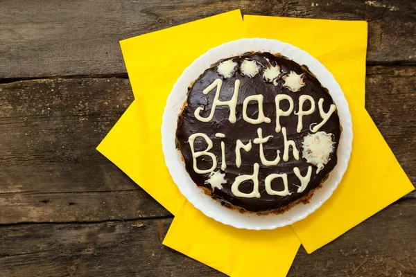 Tarta de cumpleaños con glaseado de chocolate y letras —  Fotos de Stock