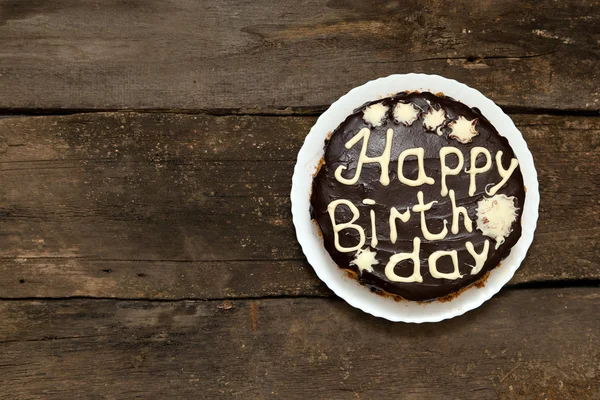 Tarta de cumpleaños con glaseado de chocolate y letras —  Fotos de Stock