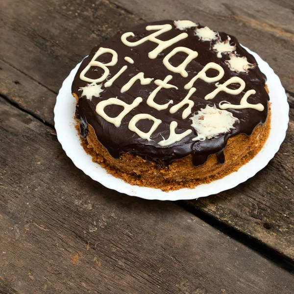 Tarta de cumpleaños con glaseado de chocolate y letras —  Fotos de Stock