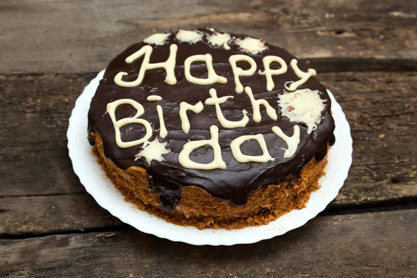 Tarta de cumpleaños con glaseado de chocolate y letras — Foto de Stock