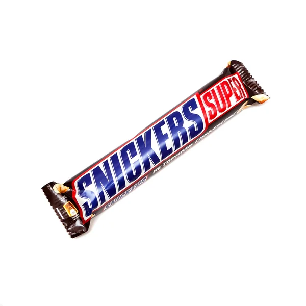 ORENBURG, RUSSIA - 30 СЕНТЯБРЯ: Snickers Super double chocolate bar made by Mars, Inc . — стоковое фото
