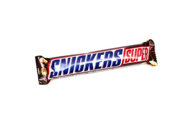 ORENBURG, RÚSSIA - SETEMBRO 30: Snickers Barra de chocolate super dupla feita pela Mars, Inc. . — Fotografia de Stock