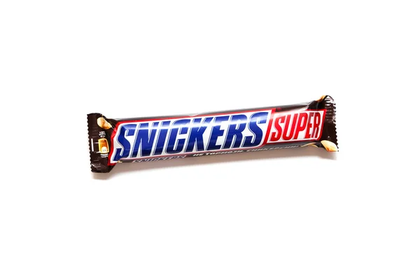 ORENBURG, RUSIA - 30 DE SEPTIEMBRE: Snickers Super barra de chocolate doble hecha por Mars, Inc . —  Fotos de Stock