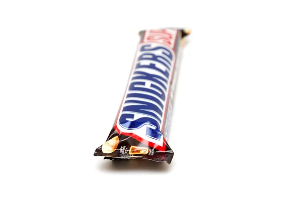 ORENBURG, RÚSSIA - SETEMBRO 30: Snickers Barra de chocolate super dupla feita pela Mars, Inc. . — Fotografia de Stock