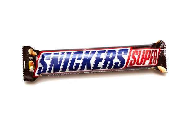 ORENBURG, RUSIA - 30 DE SEPTIEMBRE: Snickers Super barra de chocolate doble hecha por Mars, Inc . —  Fotos de Stock