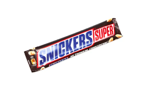 ORENBURG, RUSSIA - 30 SETTEMBRE: Involucro vuoto di Snickers Super cioccolato prodotto da Mars, Inc . — Foto Stock