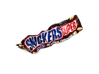 Orenburg, Rusya Federasyonu - 30 Eylül: Geri dönüşümlü buruşuk sarmalayıcı Mars, Inc tarafından bir Süper çikolatalı Snickers bar.