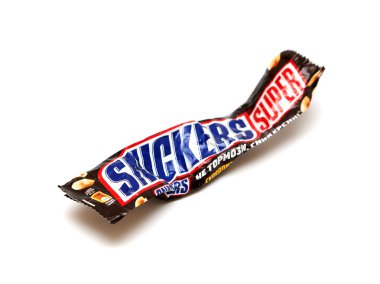 Orenburg, Rusya Federasyonu - 30 Eylül: Geri dönüşümlü buruşuk sarmalayıcı Mars, Inc tarafından bir Süper çikolatalı Snickers bar.