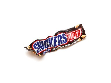 Orenburg, Rusya Federasyonu - 30 Eylül: Geri dönüşümlü buruşuk sarmalayıcı Mars, Inc tarafından bir Süper çikolatalı Snickers bar.