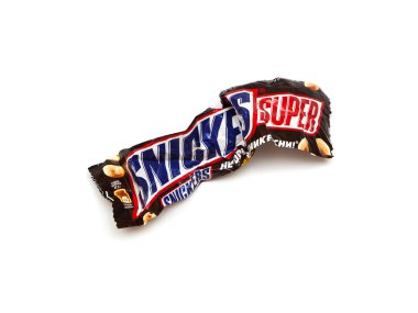 Orenburg, Rusya Federasyonu - 30 Eylül: Geri dönüşümlü buruşuk sarmalayıcı Mars, Inc tarafından bir Süper çikolatalı Snickers bar.