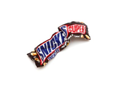 Orenburg, Rusya Federasyonu - 30 Eylül: Geri dönüşümlü buruşuk sarmalayıcı Mars, Inc tarafından bir Süper çikolatalı Snickers bar.