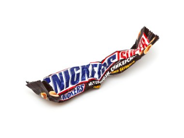 Orenburg, Rusya Federasyonu - 30 Eylül: Geri dönüşümlü buruşuk sarmalayıcı Mars, Inc tarafından bir Süper çikolatalı Snickers bar.