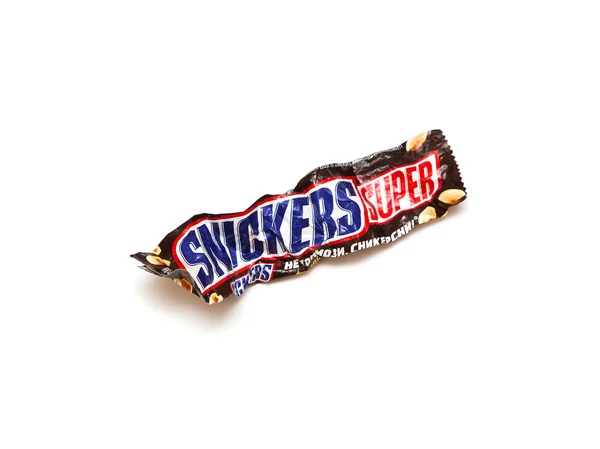 Orenburg, Oroszország - szeptember 30.: Újrahasznosított gyűrött wrapper a Mars, Inc által készített Super Snickers csokoládé bár. — Stock Fotó