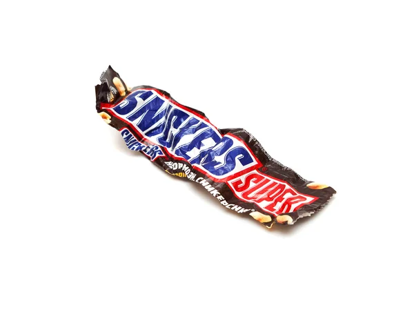 ORENBURG, RUSSIA - 30 SETTEMBRE: Avvolgicavo riciclato accartocciato da una barretta di cioccolato Snickers Super realizzata da Mars, Inc. . — Foto Stock