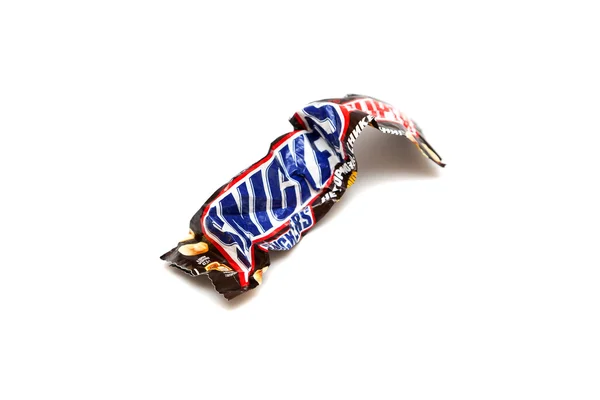 Orenburg, Rusland - 30 September: Gerecycleerd verfrommeld wrapper van een Super chocolade Snickers bar gemaakt door Mars, Inc. — Stockfoto