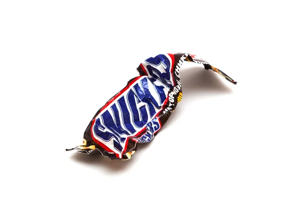 Orenburg, Rusland - 30 September: Gerecycleerd verfrommeld wrapper van een Super chocolade Snickers bar gemaakt door Mars, Inc. — Stockfoto