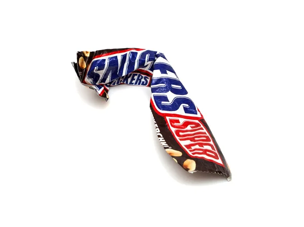 Orenburg, Oroszország - szeptember 30.: Újrahasznosított gyűrött wrapper a Mars, Inc által készített Super Snickers csokoládé bár. — Stock Fotó