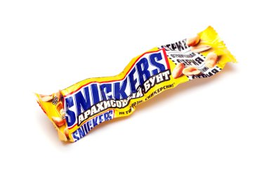 Orenburg, Rusya Federasyonu - Ekim 6,2015: Mars, Inc tarafından bir Snickers fıstık isyan Limited Edition Çift Kişilik Çikolatalı bar dan geri dönüşümlü buruşuk sarıcı.
