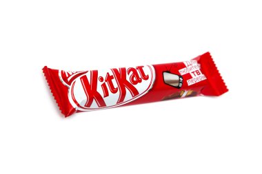Orenburg, Rusya - 8 Ekim 2015: Nestle tarafından yapılan Kit Kat için o kim gibi kırmak için Tv için çikolata çikolata. Beyaz arka plan üzerinde izole