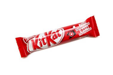 Orenburg, Rusya Federasyonu - Ekim 8,2015: Nestle tarafından yapılan Kit Kat için o kim gibi kırmak için fotoğraf için çikolata çikolata. Beyaz arka plan üzerinde izole
