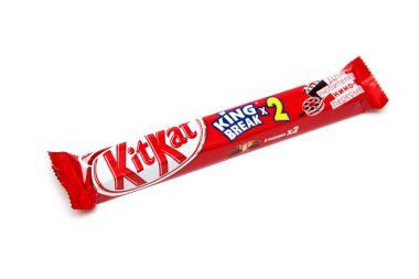 Orenburg, Rusya Federasyonu - Ekim 8,2015: Kit Kat için o kim gibi kırmak için film-e doğru şeker çikolata Nestle tarafından yapılmış. Beyaz arka plan üzerinde izole
