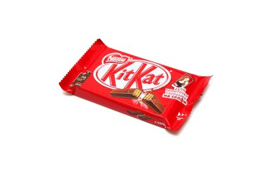 Orenburg, Rusya Federasyonu - Ekim 8,2015: Nestle tarafından yapılan Kit Kat için o kim gibi için kırmak için Selfie çikolata çikolata. Beyaz arka plan üzerinde izole