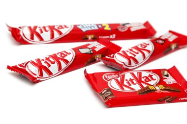 Orenburg, Rusya Federasyonu - Ekim 8,2015: Kit Kat dizi için o kim gibi için Break şeker çikolata Nestle tarafından yapılmış. Beyaz arka plan üzerinde izole