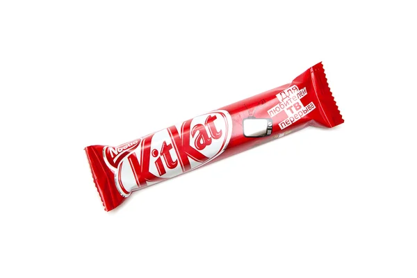 ORENBURG, RÚSSIA - OUTUBRO 8, 2015: Kit Kat para aqueles que gostam de quebrar para a barra de chocolate de doces de TV feita pela Nestlé. Isolado sobre fundo branco — Fotografia de Stock