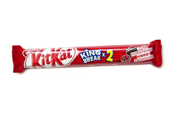 ORENBURG, RÚSSIA - OUTUBRO 8,2015: Kit Kat para aqueles que gostam de quebrar para filmes barra de chocolate doce feito por Nestlé. Isolado sobre fundo branco — Fotografia de Stock