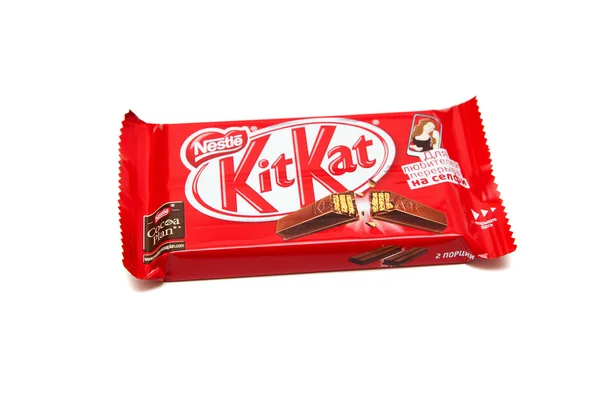 ORENBURG, RUSIA - 8 DE OCTUBRE DE 2015: Kit Kat para aquellos que les gusta romper para la barra de chocolate de caramelo Selfie hecha por Nestlé. Aislado sobre fondo blanco —  Fotos de Stock