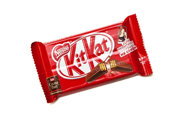 ORENBURG, RUSSIA - OTTOBRE 8,2015: Kit Kat per chi ama rompere per selfie barretta di cioccolato caramelle fatta da Nestle. Isolato su sfondo bianco — Foto Stock