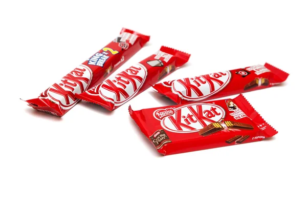 ОРЕНБУРГ, РОССИЯ - 8 ОКТЯБРЯ 2015: Kit Kat series For Those Who Like To Break candy bars made by Nestle. Изолированный на белом фоне — стоковое фото